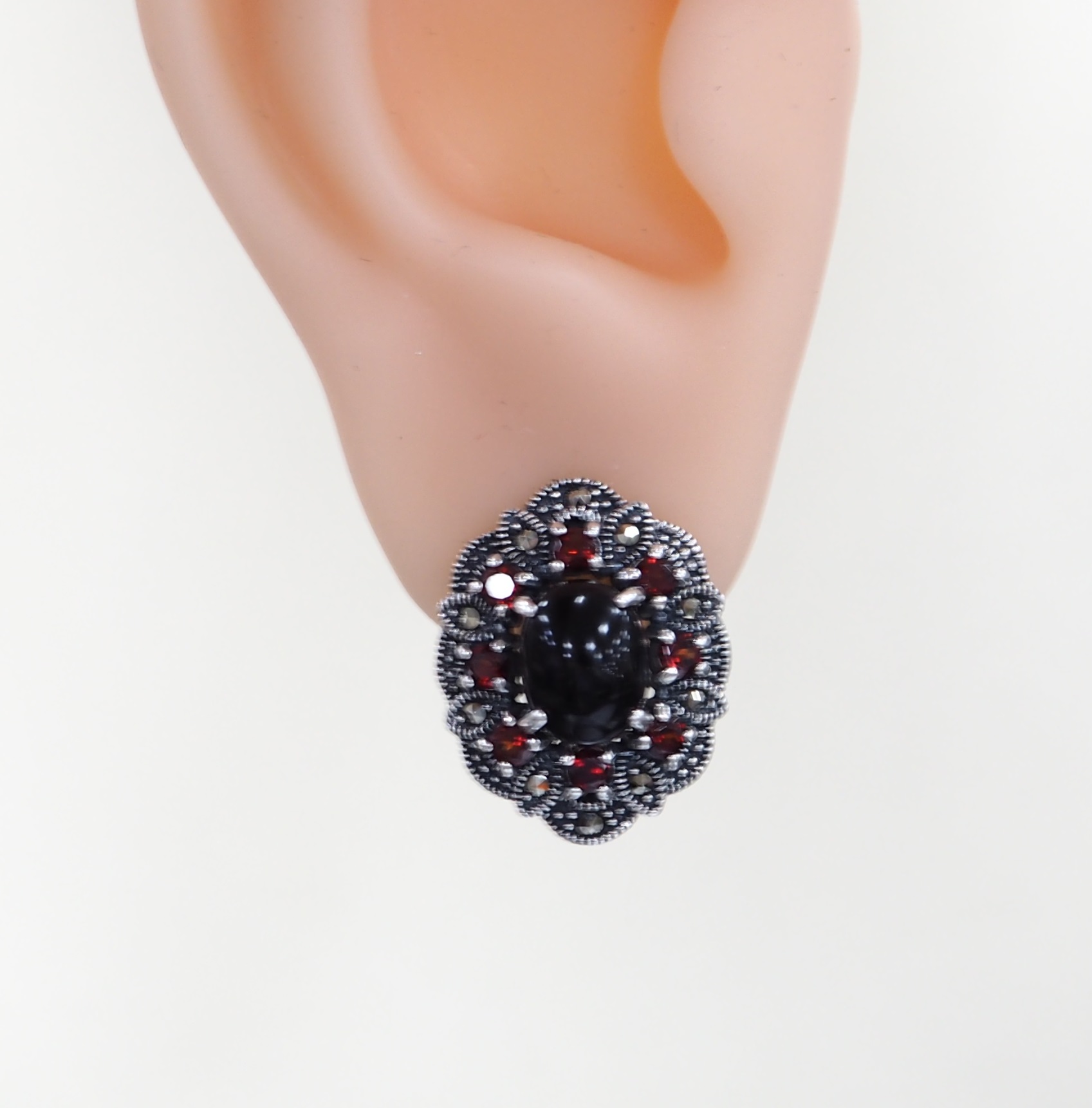 Серебряные серьги 925 пробы; оксидирование; вставки 16 Гранат; 20 Марказит; 2 Оникс черный;
